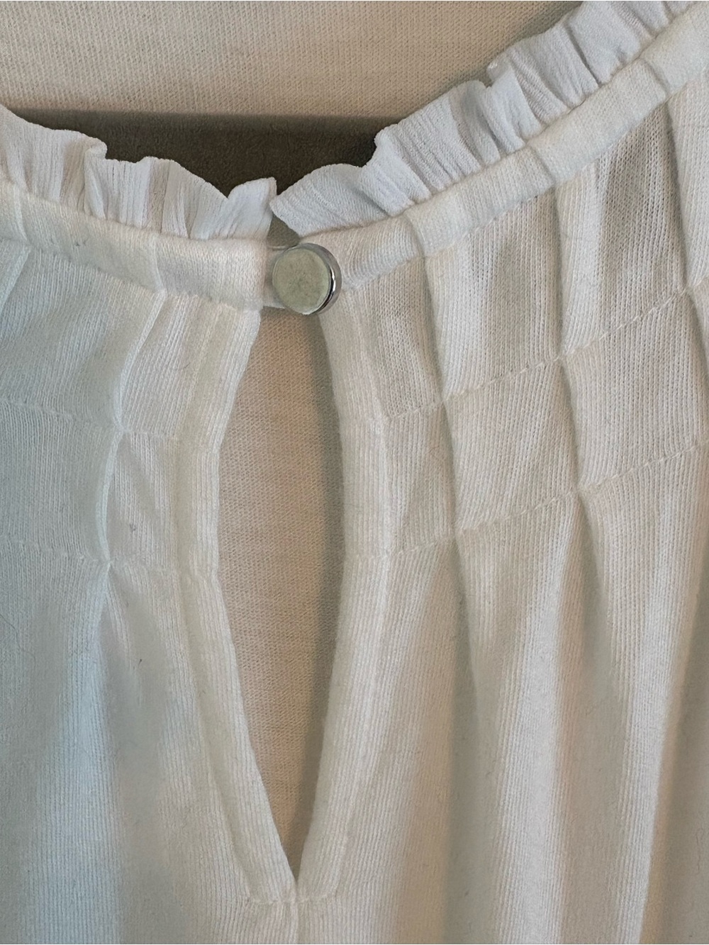 Banana Republic Cream Sleeveless Pleated Keyhole Tank Top | Size Large - Picture 4 of 10
